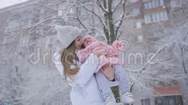 年轻的<strong>母女</strong>在公园的大雪中幸福地在<strong>一起</strong>